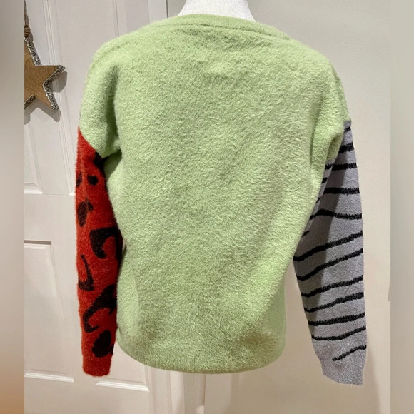 Women’s Multi Animal Print and Multicolor Fuzzy Sweater Size Medium - Picture 7 of 9